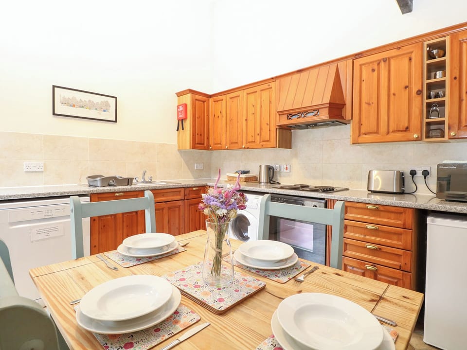 Cottage | Private kitchen | Dishwasher, cookware/dishes/utensils