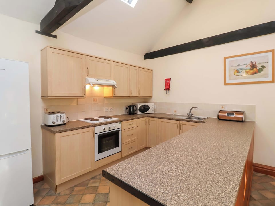 Cottage | Private kitchen | Dishwasher, cookware/dishes/utensils