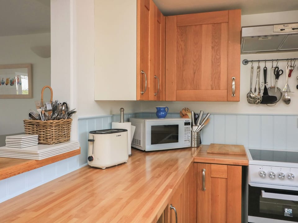 Fridge, microwave, dishwasher, cookware/dishes/utensils