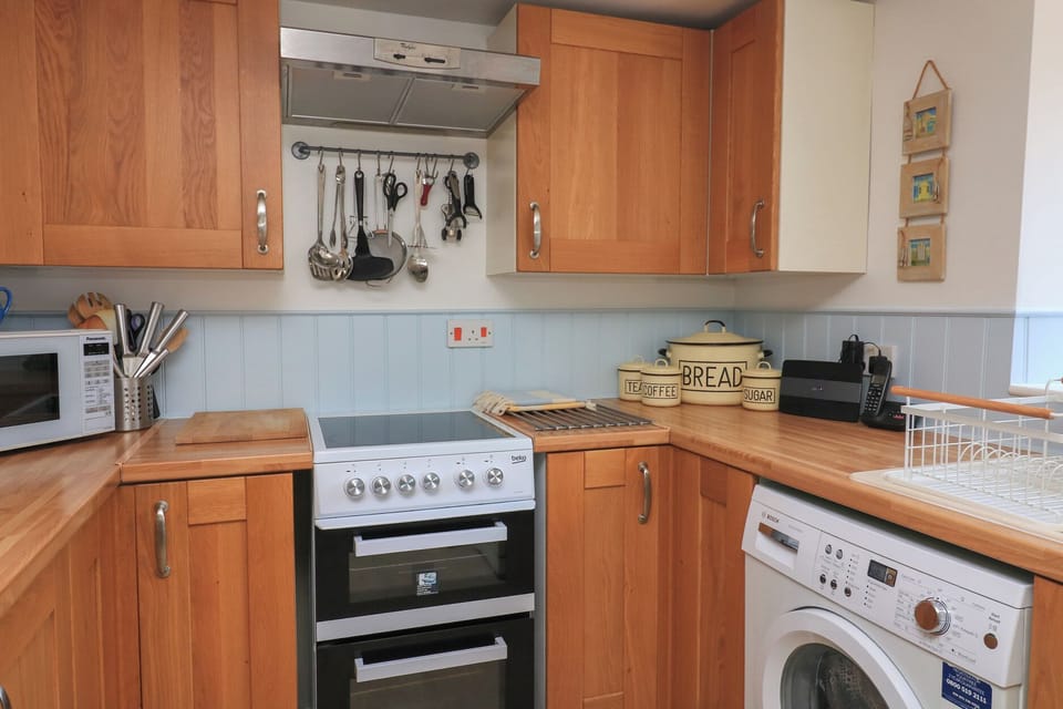Fridge, microwave, dishwasher, cookware/dishes/utensils