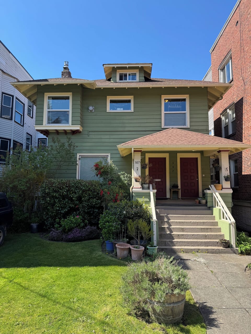 Front of house.  Your unit is around back on the 2nd floor.