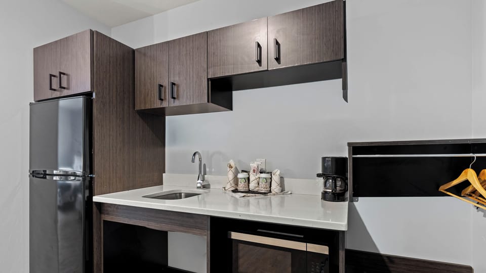 Mini-fridge, microwave, oven, stovetop