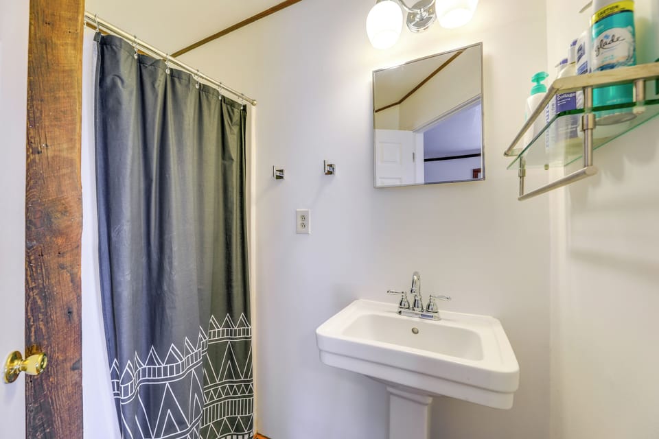 Full Bathroom | Entry Level | Towels Provided