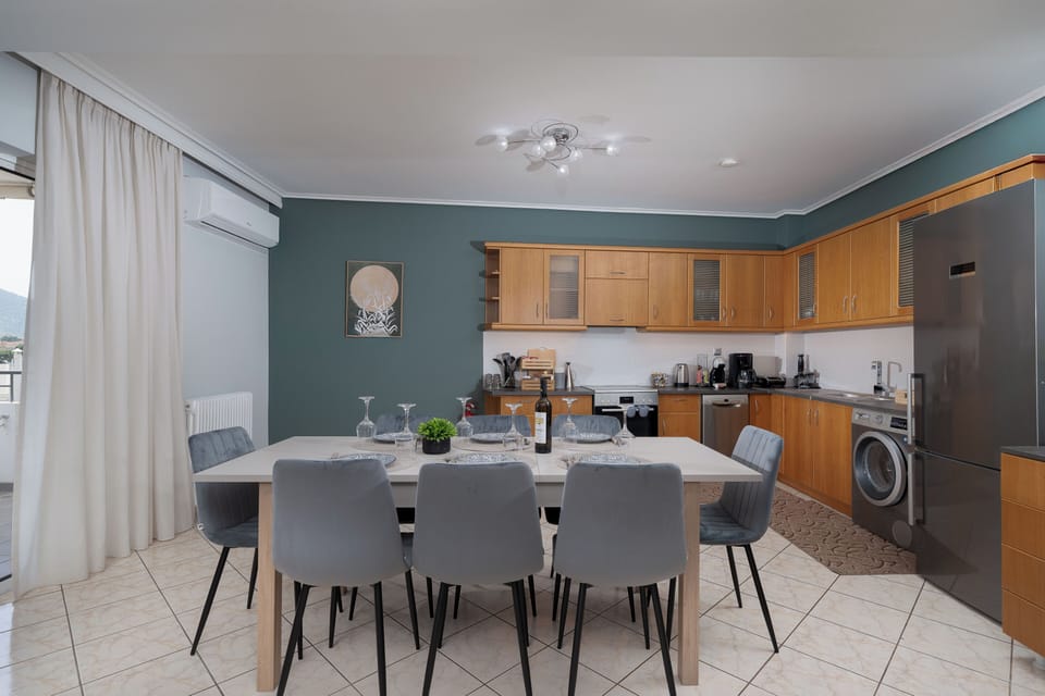 Deluxe Apartment, City View | In-room dining