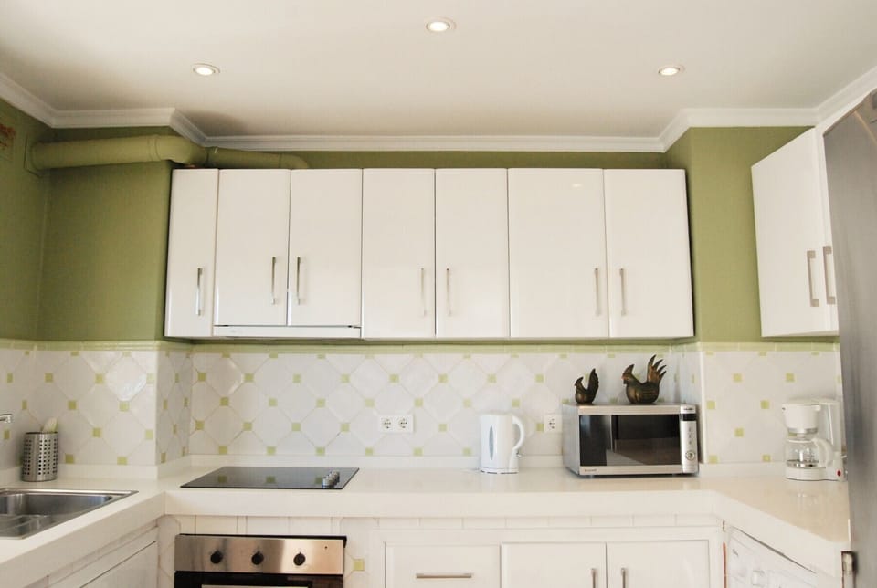 Microwave, oven, dishwasher, coffee/tea maker