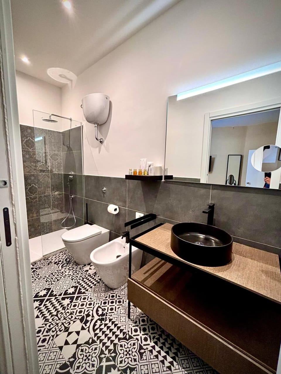 Papa Giovanni Paolo II | Bathroom | Rainfall showerhead, hair dryer, slippers, bidet