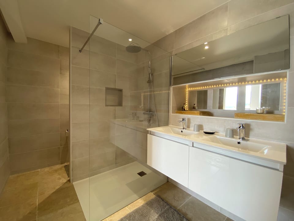 Chambre Pyrénées, Chambre Double ou avec lits jumeaux | Bathroom | Shower, rainfall showerhead, hair dryer, bathrobes