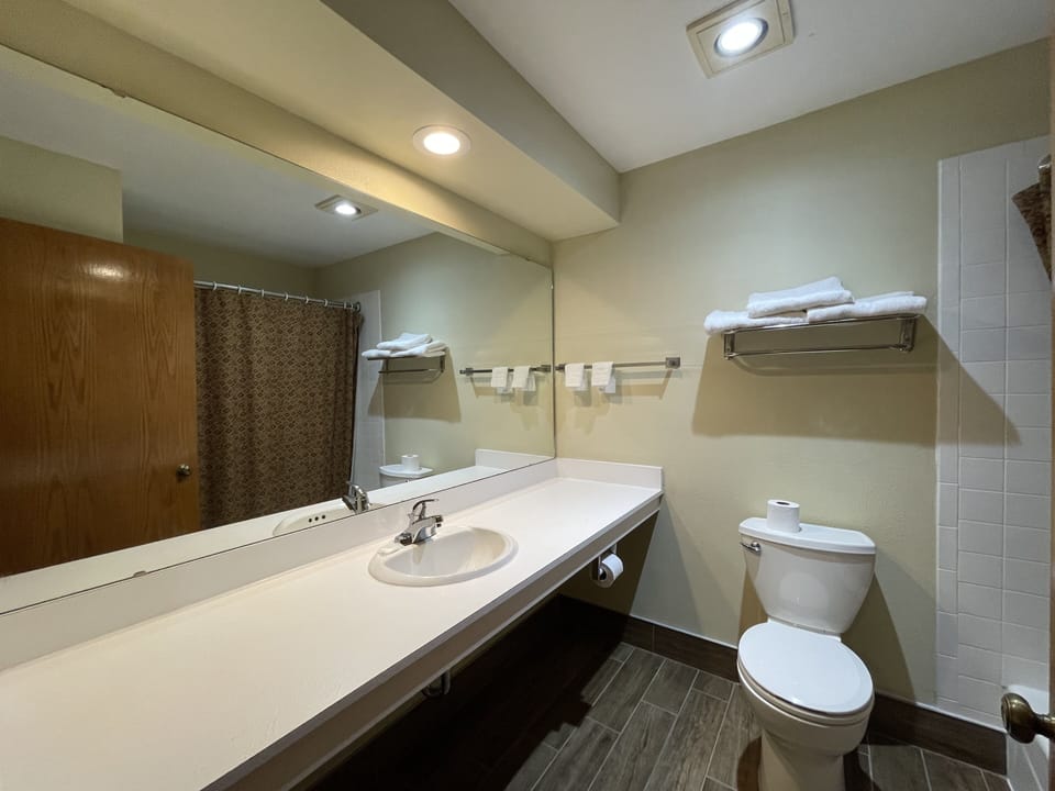 Combined shower/tub, free toiletries, hair dryer, towels