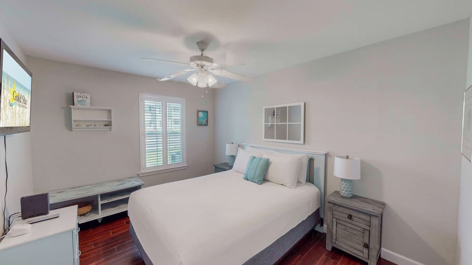 Relax in the privacy of your own space. A comfy queen bed accompanied by a ceiling fan and Smart TV turn this guest bedroom into your private oasis.