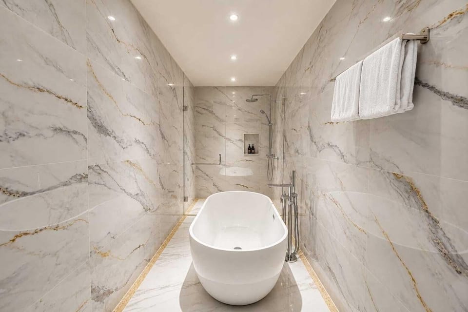 Royal Suite | Bathroom | Free toiletries, hair dryer, bathrobes, slippers