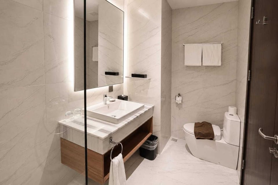 Deluxe Room | Bathroom | Free toiletries, hair dryer, bathrobes, slippers
