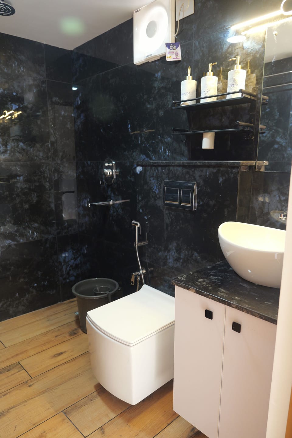 Deluxe Double Room | Bathroom | Shower, hair dryer, bidet, towels