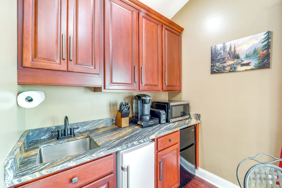 Kitchenette | Keurig | Microwave