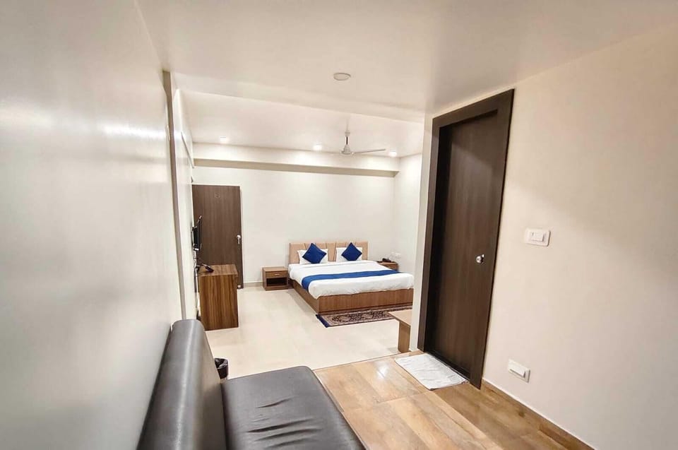 Suite | Individually furnished, desk, soundproofing, free WiFi