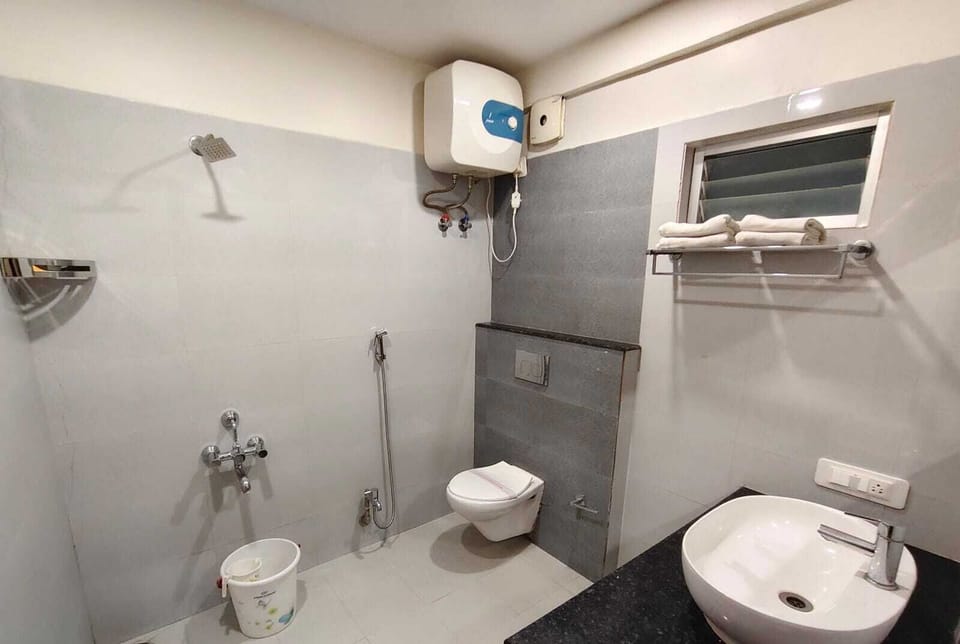Suite | Bathroom | Shower, free toiletries, bidet, towels
