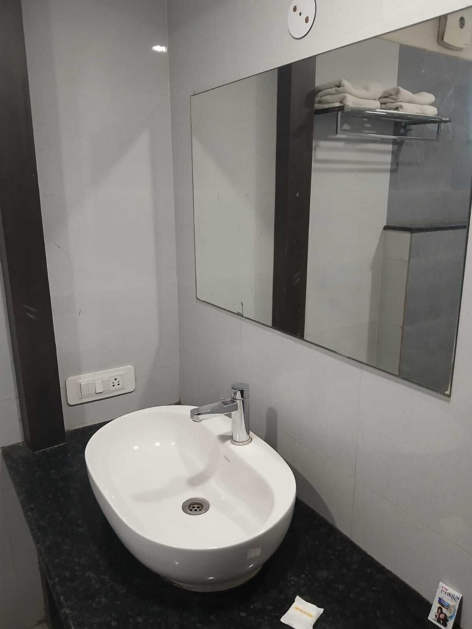 Deluxe Room | Bathroom | Shower, free toiletries, bidet, towels