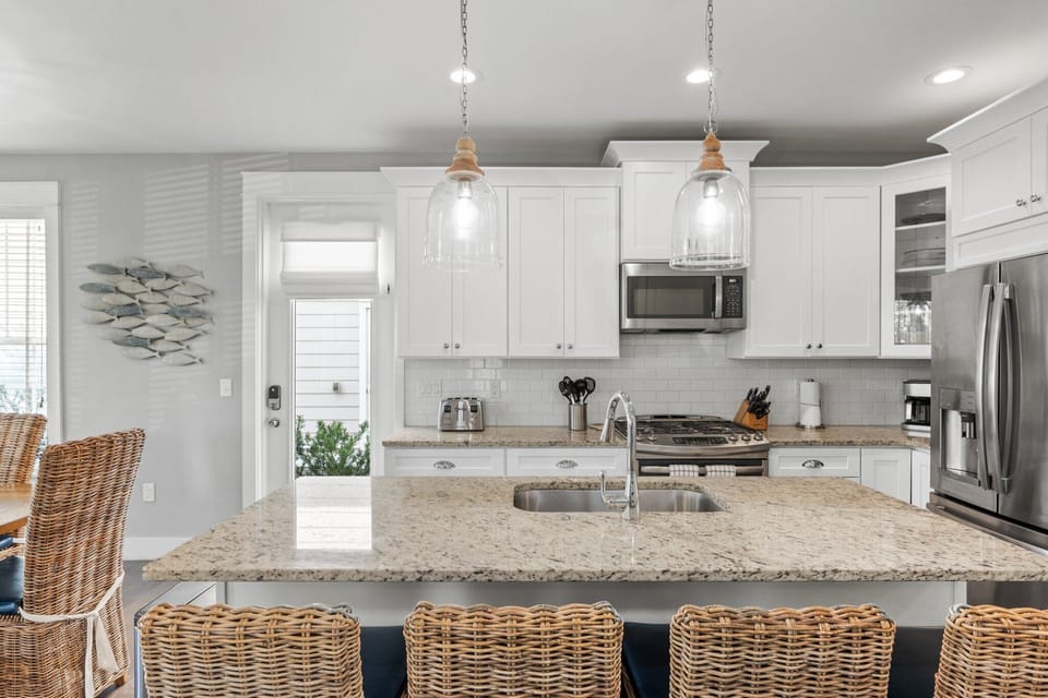 Enjoy casual dining and conversations at the kitchen counter.