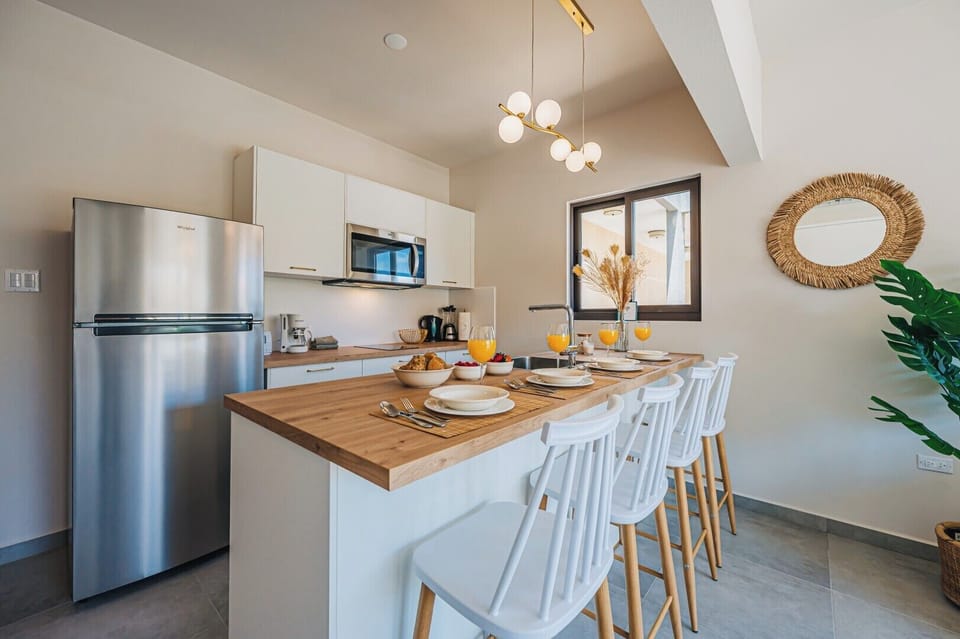 Casual breakfast bar with seating for four—enjoy your meals in style or gather for a glass of wine.

