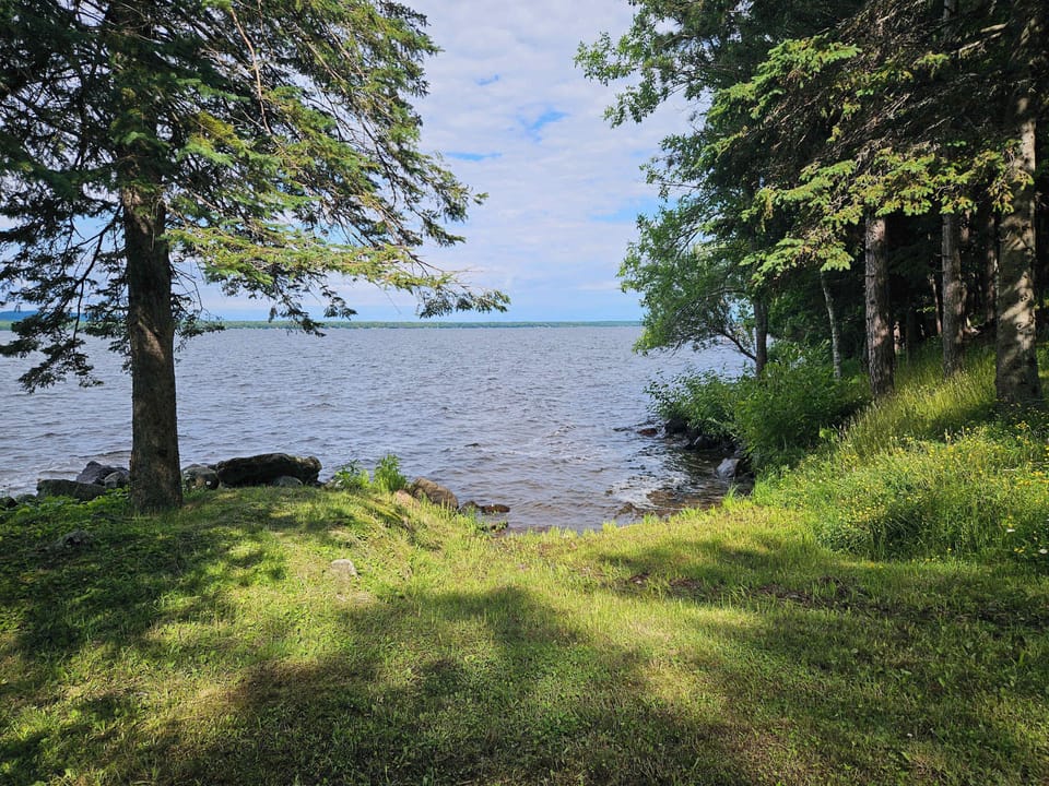 Small area for pulling in a small row boat or kayaks. 