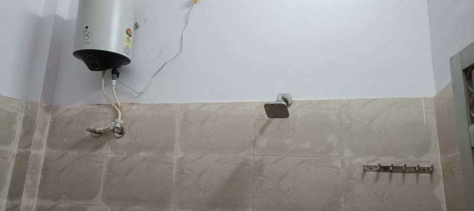 Combined shower/tub, free toiletries, towels, soap