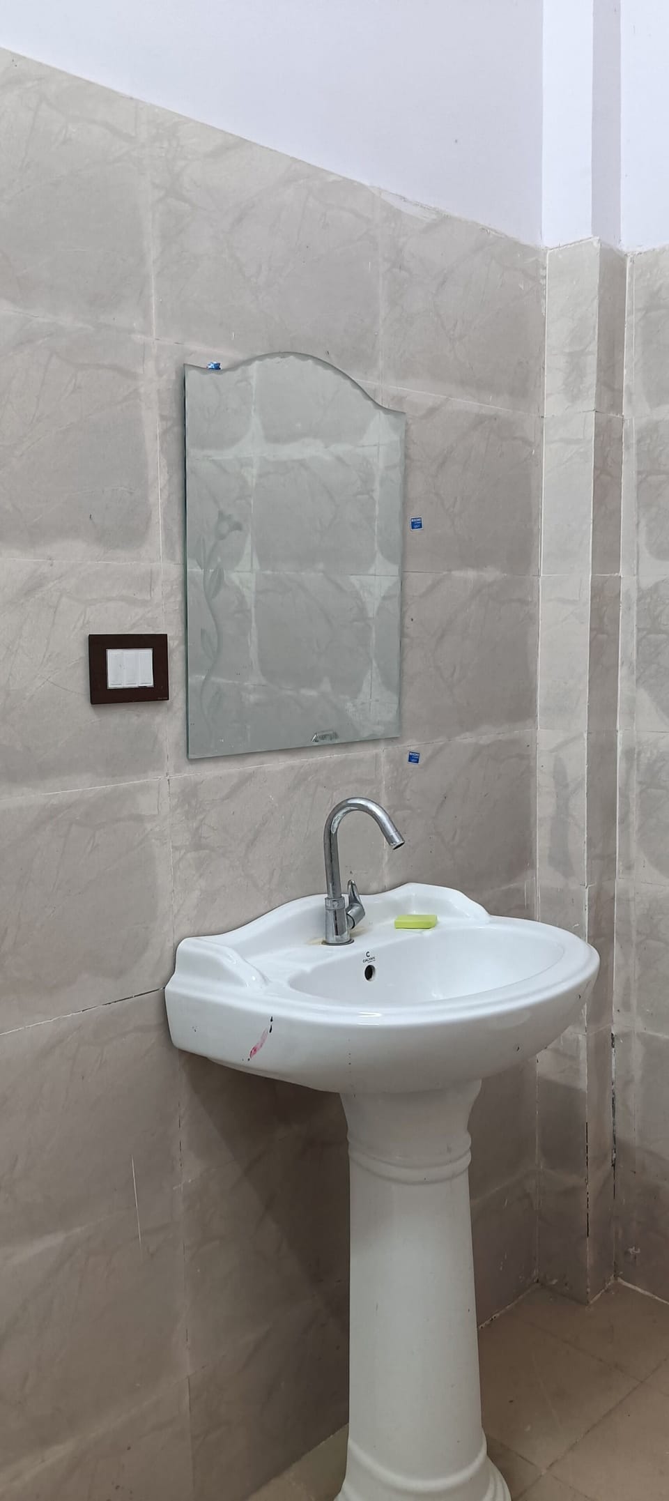 Combined shower/tub, free toiletries, towels, soap