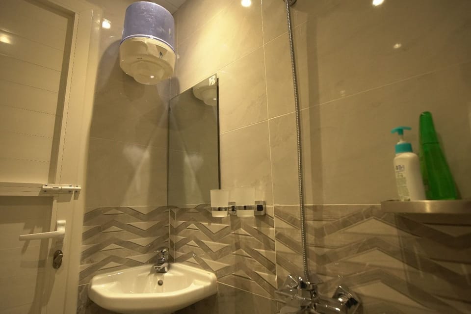 Deluxe Double Room, Desert View | Bathroom | Shower, free toiletries, towels, soap
