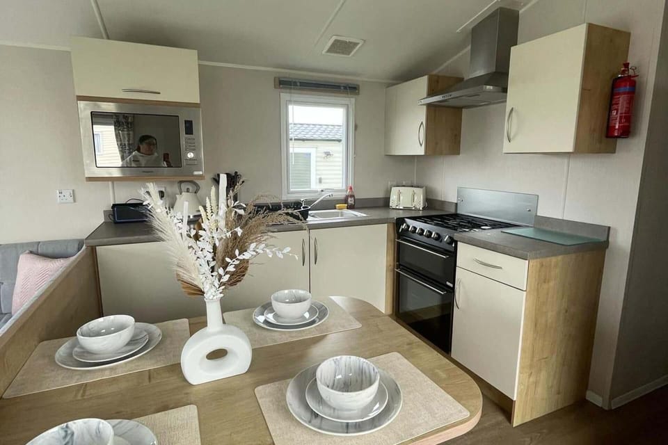 Cabin | Private kitchen | Fridge, microwave, oven, stovetop
