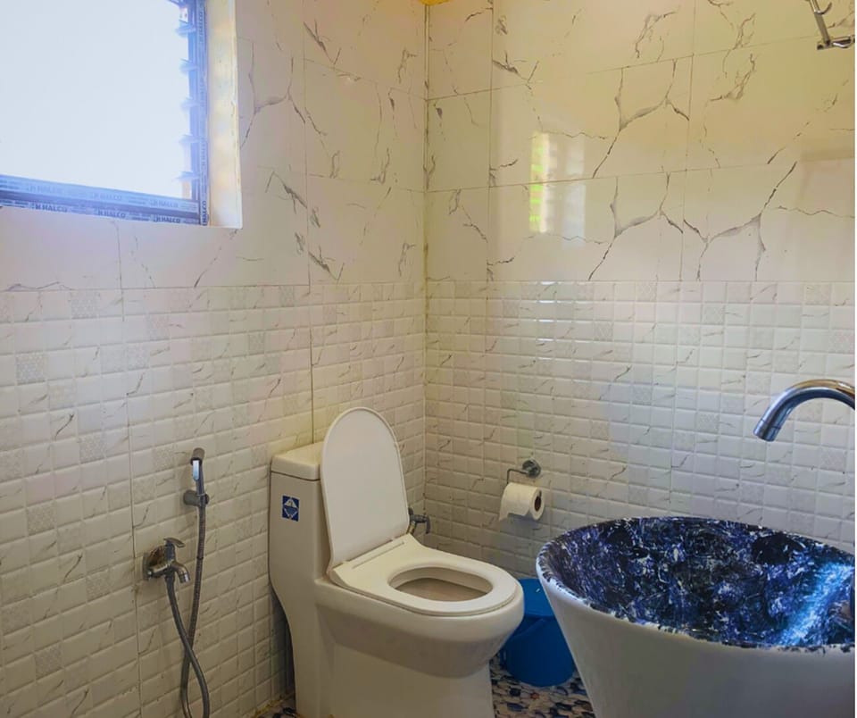Studio Suite | Bathroom | Shower, soap, shampoo, toilet paper