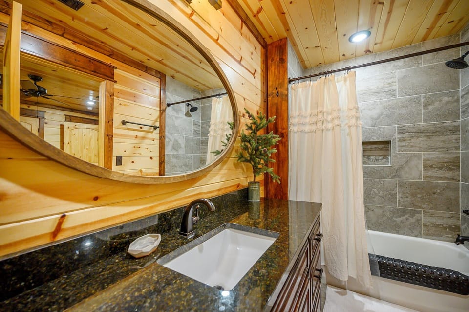 This ensuite features a large single vanity & shower/tub combo