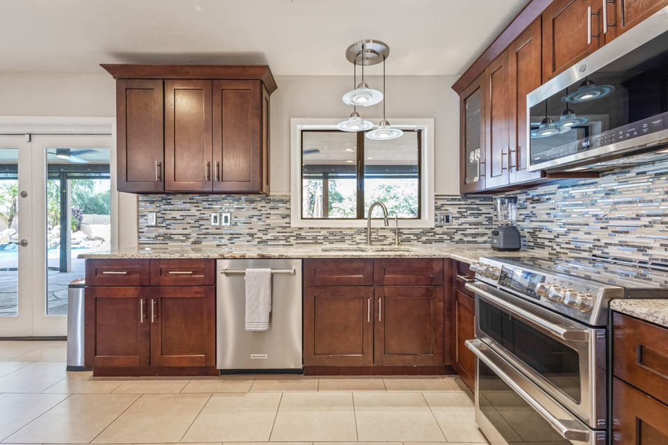 Open and spacious kitchen, ideal for families or groups - no more fighting for counter space