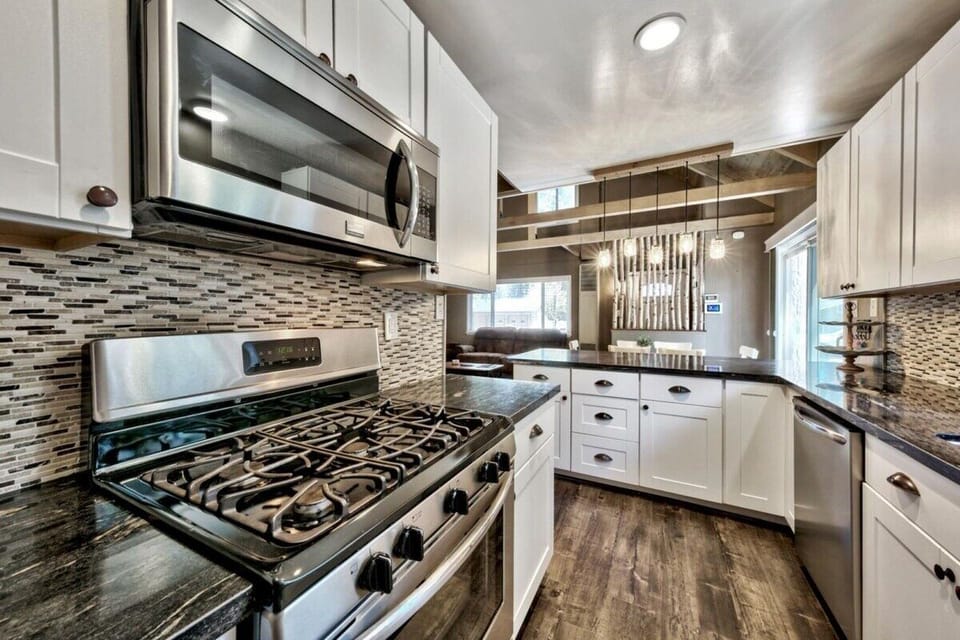 Cabin, 3 Bedrooms | Private kitchen | Coffee/tea maker, fridge, oven, toaster