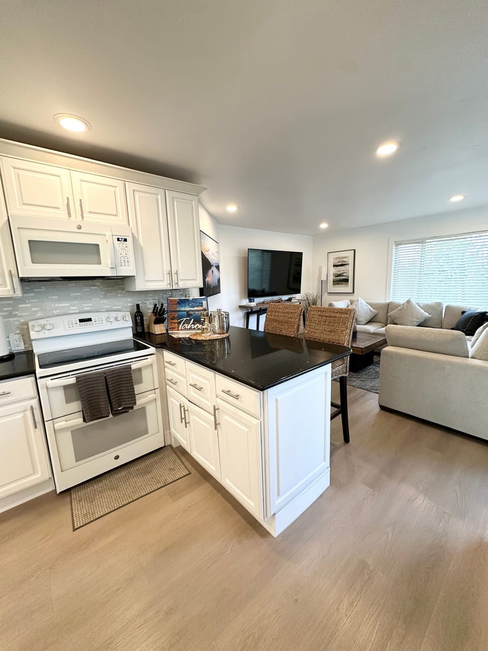 Condo, 3 Bedrooms | Private kitchen | Fridge, oven, coffee/tea maker, toaster