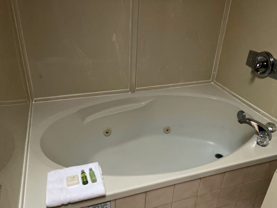 Suite | Jetted tub
