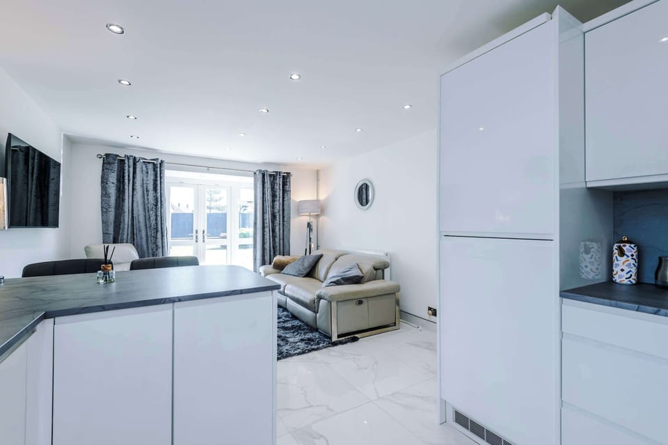 A perfect blend of design and functionality—our open-plan space awaits your next getaway! 💫🍷