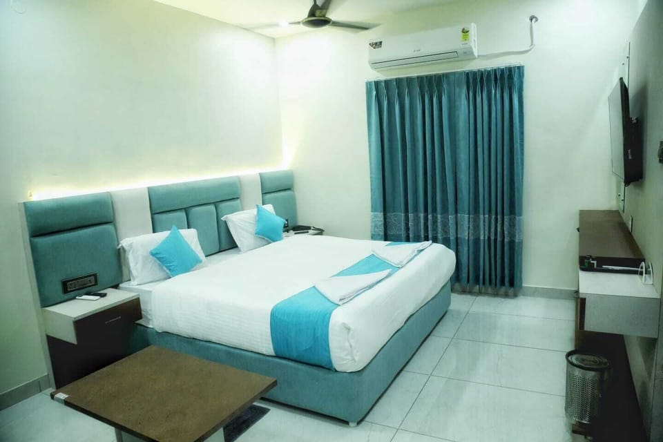 Executive Room | Desk, laptop workspace, free WiFi