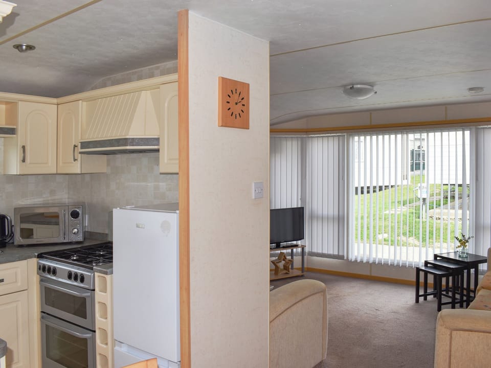 Kitchen | Flip-Flop Lodge, Sandown