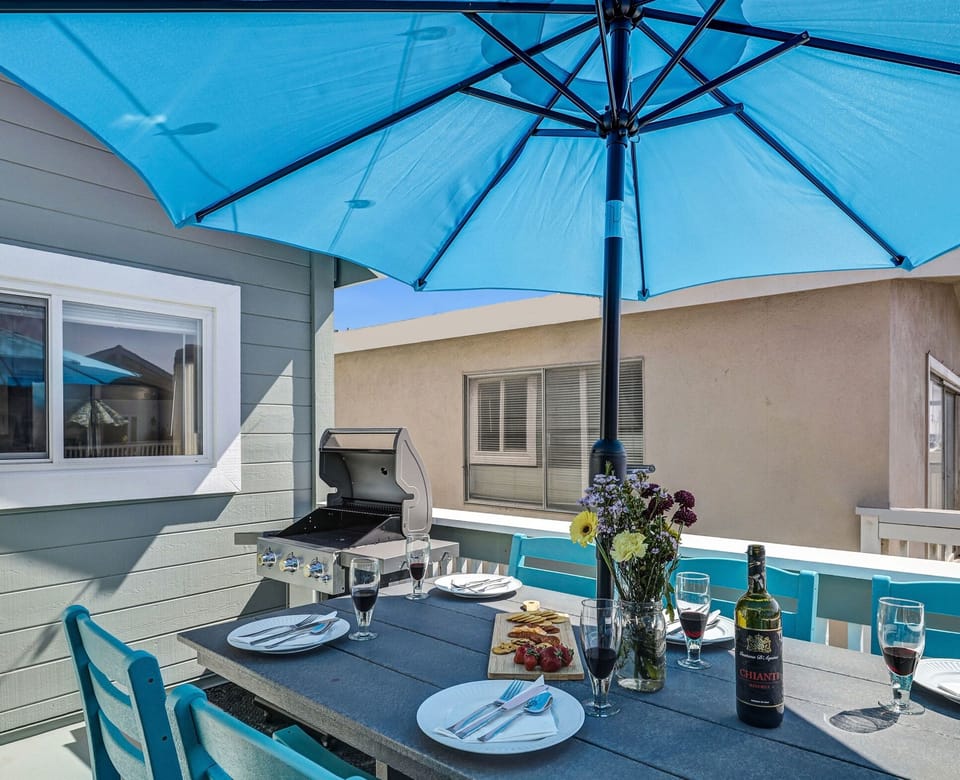 Ocean-view patio table for six—perfect for sunset dinners and breezes.