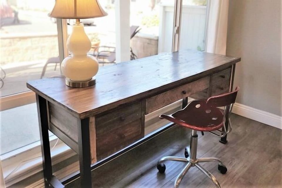 Office by the sea: large desk + 600Mb/s Wi-Fi inside & out!