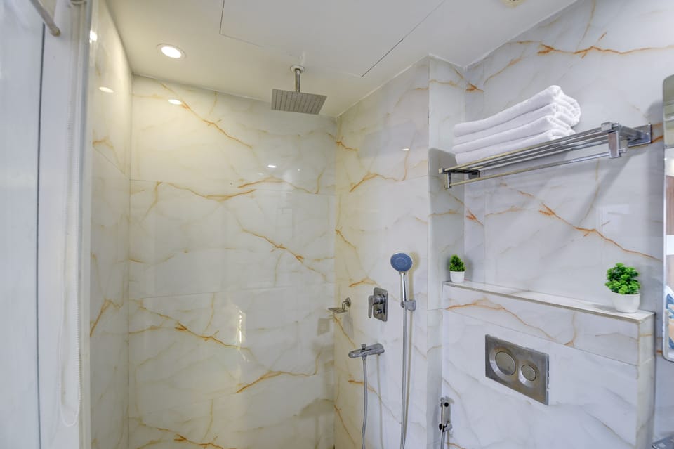 Shower, rainfall showerhead, free toiletries, slippers
