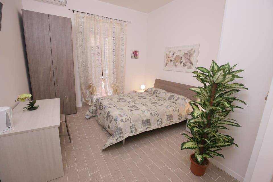 PAOLA | Desk, soundproofing, free WiFi