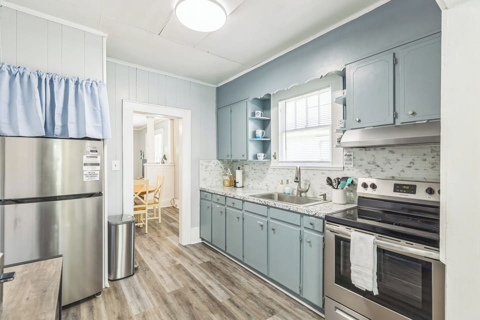 Fully stocked kitchen including air fryer, crockpot and more!