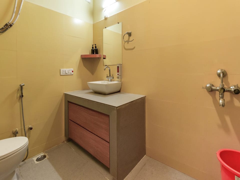 Deluxe Double Room | Bathroom | Shower, hair dryer, slippers, towels