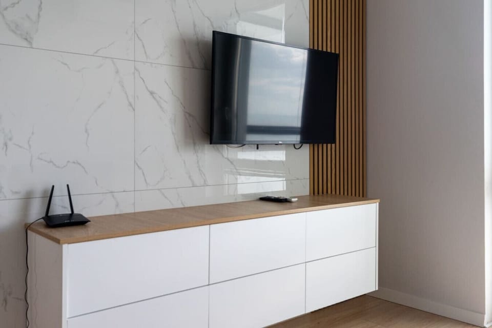 Main Living Area - Big Smart-TV for Your Entertainment | Book Now with RENTUJEMY.COM