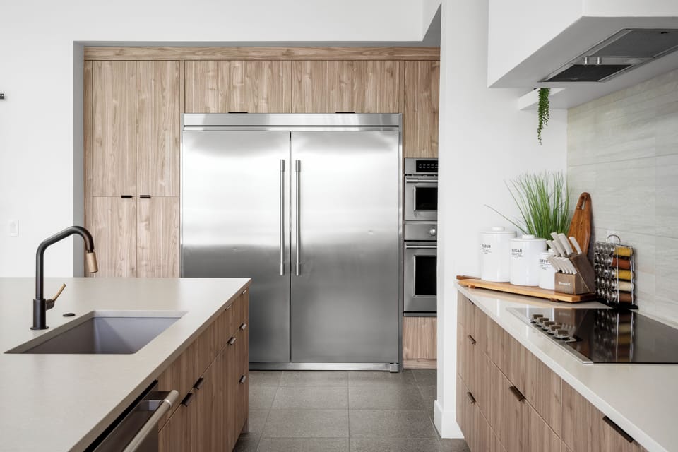 Modern Kitchen w/ Double Fridge, Island & Full Amenities