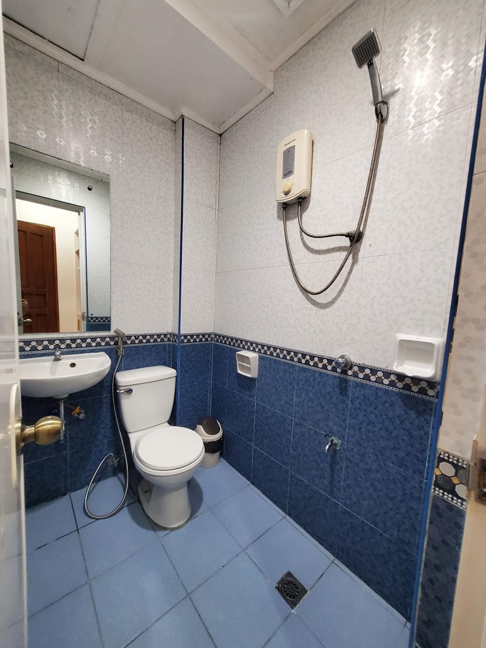 Economy Room | Bathroom | Shower, free toiletries, bidet, towels