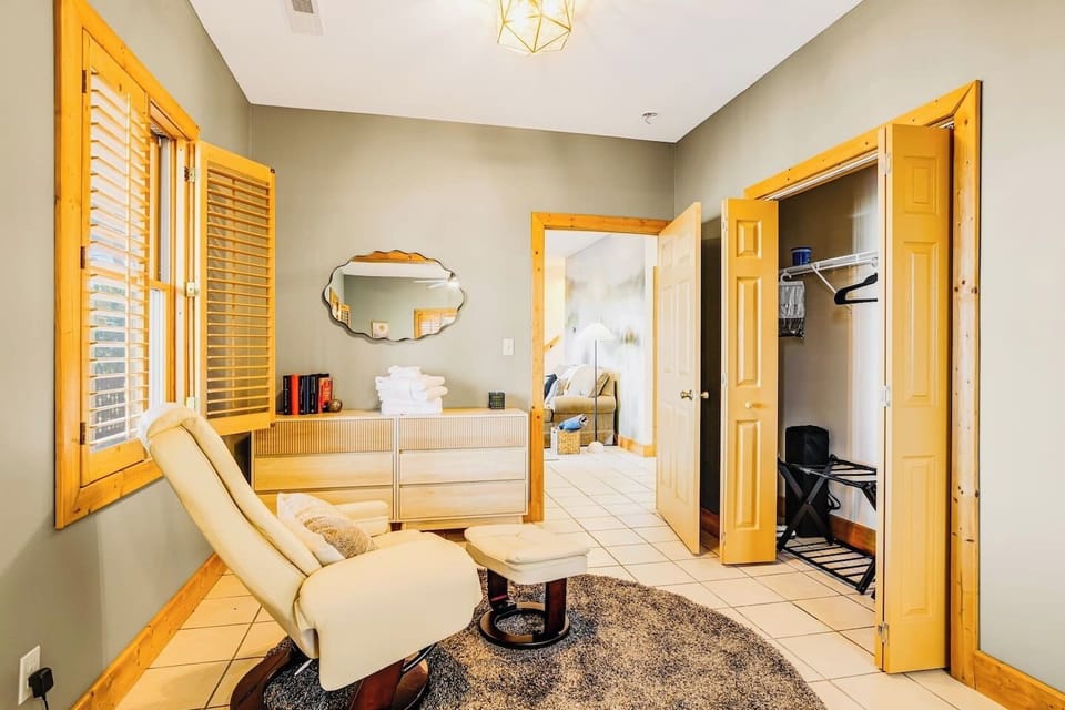 Brand new massage chair, for your relaxation. Plenty of closet space.