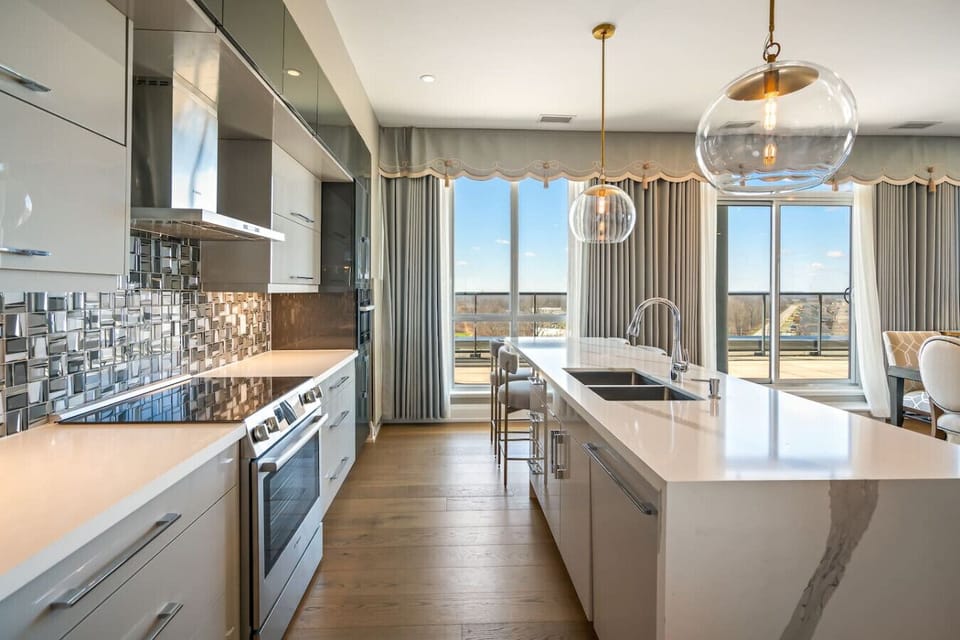 Full luxury kitchen with a wine fridge, blender, De`Longhi espresso machine, ground coffee, tea & sugar.