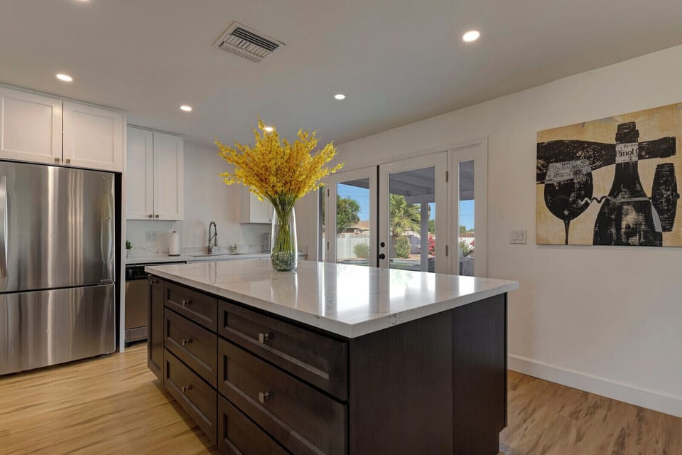 Kitchen goals: clean lines & bold blooms.