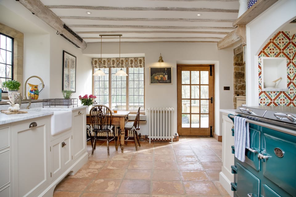 Jerards Dairy, Sandford Orcas, Sherborne: The bright and attractive kitchen with breakfast area