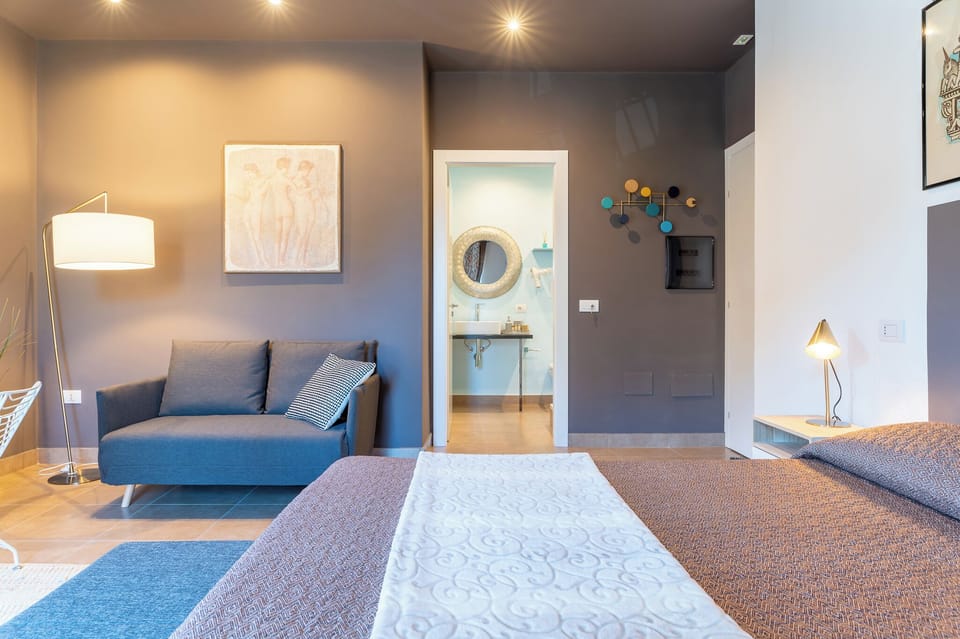Deluxe Double Room | Desk, laptop workspace, free WiFi